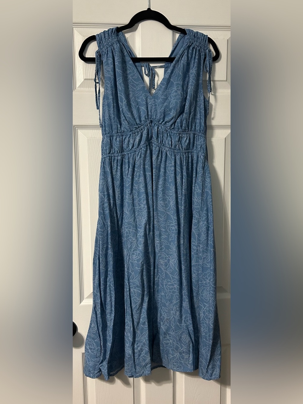 Time and Tru Blue Floral Midi Dress with V-Neck and Tie Back